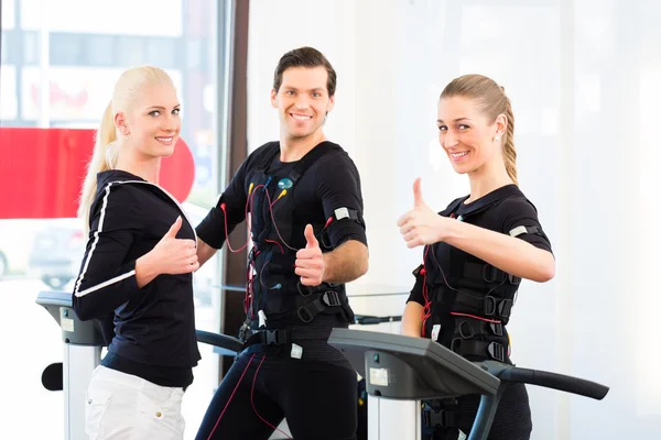 Entrenador dando ems entrenamiento, con diversión y éxito — Foto de Stock