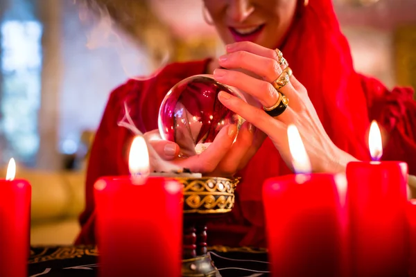 Soothsayer en Secuencia con bola de cristal y humo —  Fotos de Stock