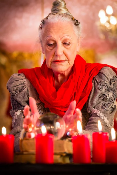 Soothsayer during esoteric session with Crystal ball — Stockfoto