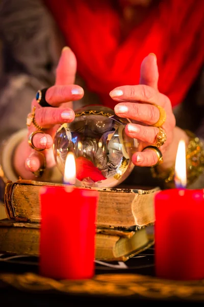 Wahrsagerin bei Esoterik-Sitzung mit Kristallkugel — Stockfoto