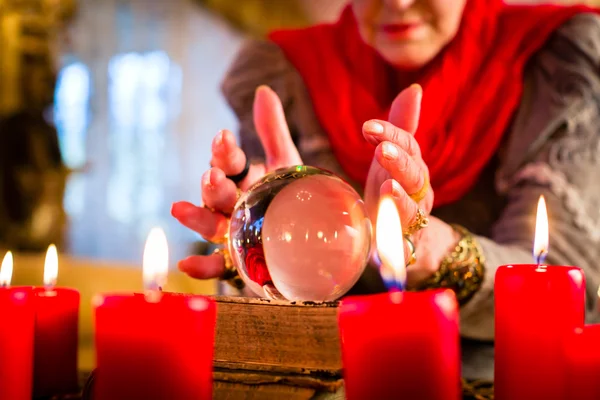 Wahrsagerin bei Esoterik-Sitzung mit Kristallkugel — Stockfoto