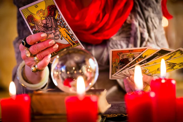 Fortuneteller durante a sessão com cartas de tarô — Fotografia de Stock