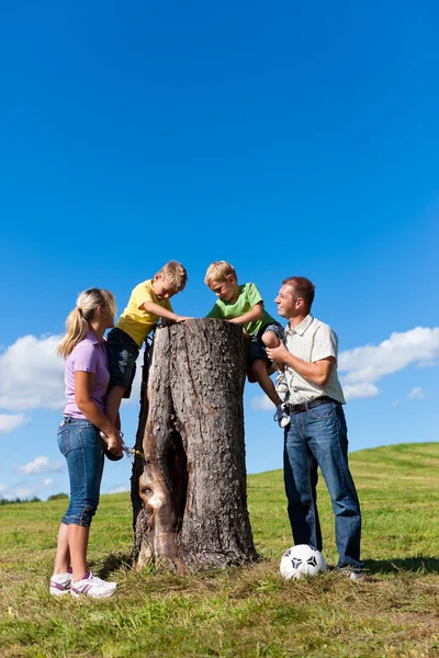 Familia en excursión en verano —  Fotos de Stock