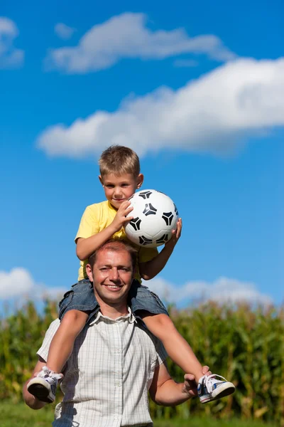 Padre e hijo con fútbol — Foto de Stock