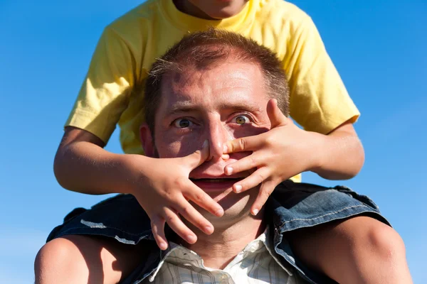 Pai e filho no verão — Fotografia de Stock