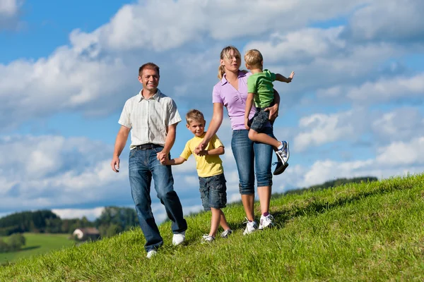 Familia feliz en verano en un paseo — Foto de Stock