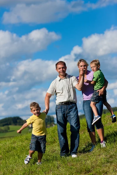 Glückliche Familie im Sommer auf einem Spaziergang — Stockfoto