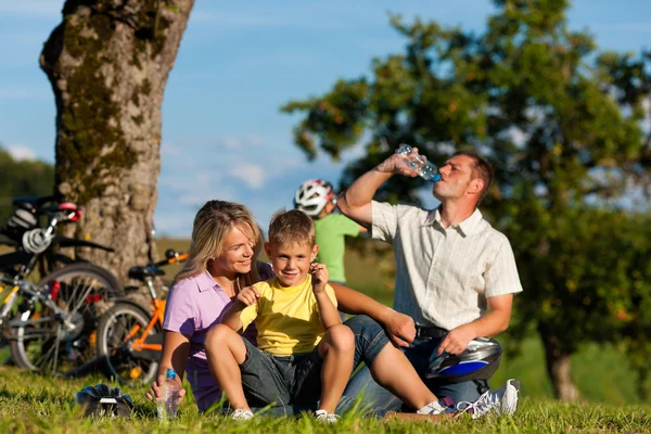 Familjen på semester med cyklar — Stockfoto
