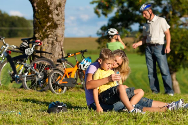 Сім'я у відпустці з велосипедами — стокове фото