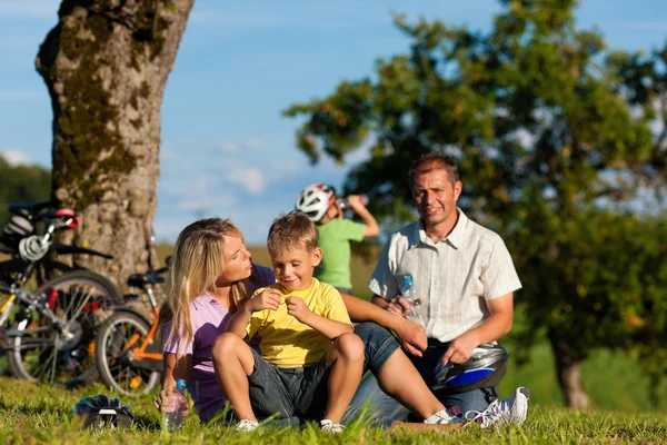 Família em fuga com bicicletas — Fotografia de Stock