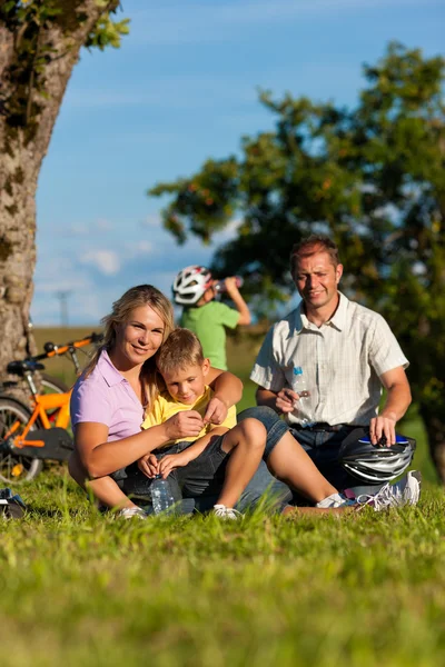 Familjen på semester med cyklar — Stockfoto