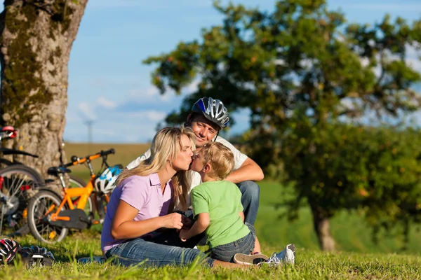 Family on getaway with bikes — Stock Photo, Image