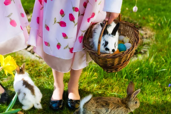 Crianças na caça ao ovo de Páscoa com coelho — Fotografia de Stock
