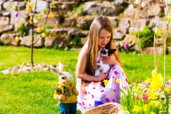 Fille sur la chasse aux œufs de Pâques avec vivant lapin de Pâques — Photo