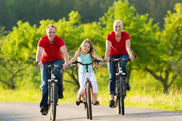 Família com criança de bicicleta no verão com bicicletas — Fotografia de Stock