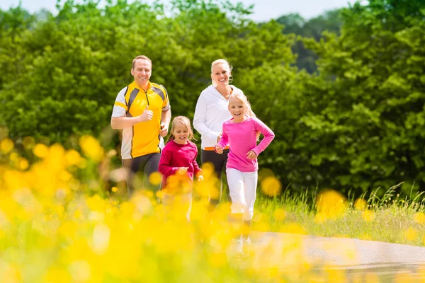 Familia trotando en el prado para la aptitud —  Fotos de Stock