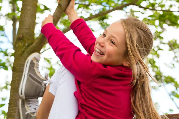 Criança feliz brincando no jardim — Fotografia de Stock