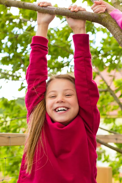 Criança feliz brincando no jardim — Fotografia de Stock