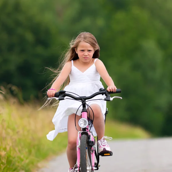 Barn cykling utomhus i sommar — Stockfoto