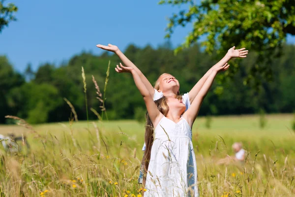 Niños felices en un prado — Foto de Stock