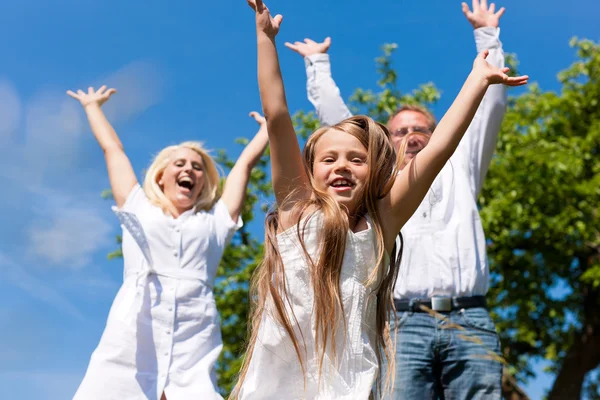 Familia al aire libre saltando — Foto de Stock