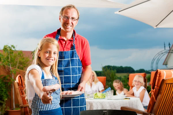 Lykkelig familie som griller. – stockfoto