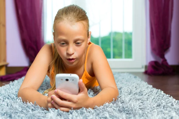 Familia - niño con celular o smartphone — Foto de Stock