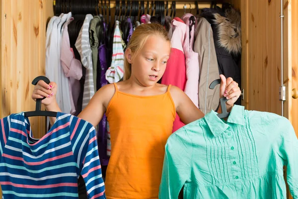 Família - criança na frente de seu armário ou guarda-roupa — Fotografia de Stock