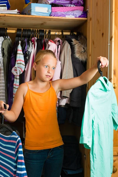 Familie - barn foran hendes skab eller garderobe - Stock-foto