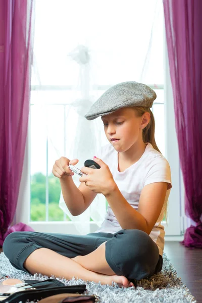 Familie - Kind sitzt mit Mütze im Zimmer — Stockfoto