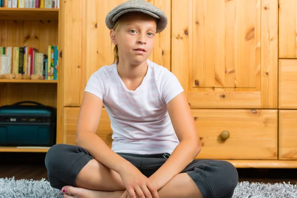 Familia - niño sentado con gorra en la habitación — Foto de Stock