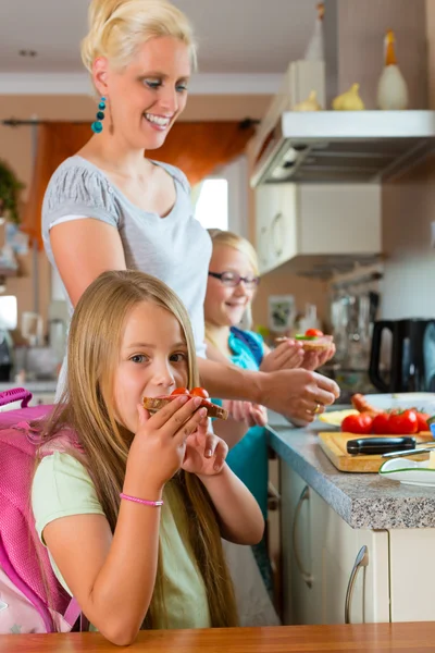 Familie - Mutter macht Frühstück für die Schule — Stockfoto