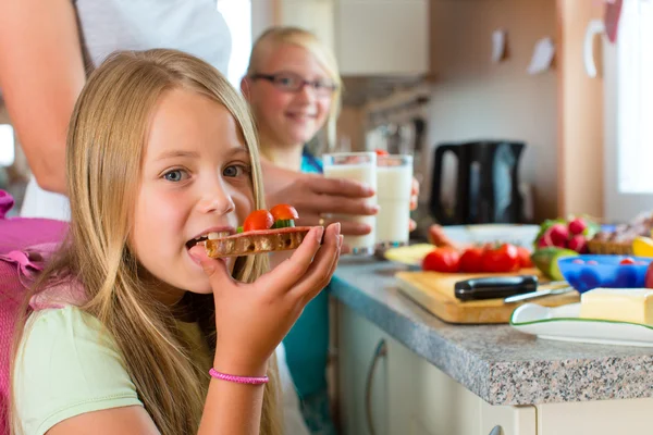 Family - mother making breakfast for school — Stock Photo, Image