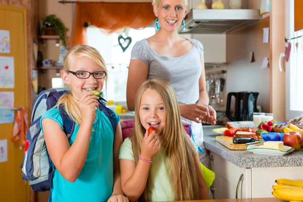 Familia - madre haciendo el desayuno para la escuela —  Fotos de Stock