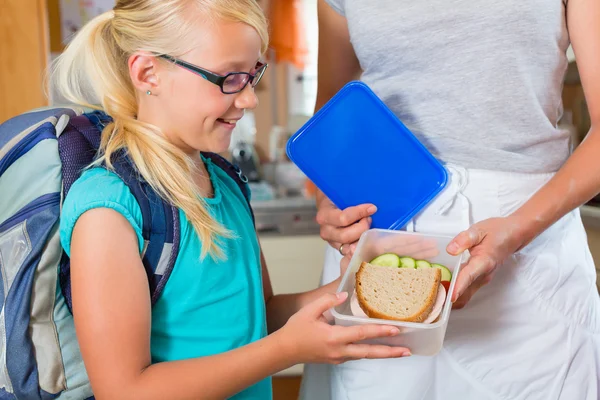 Familia - madre haciendo el desayuno para la escuela — Foto de Stock