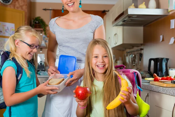 Familia - madre haciendo el desayuno para la escuela — Foto de Stock