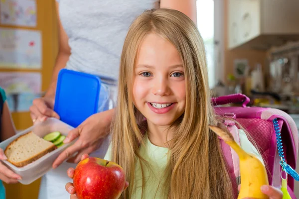 Familie - moeder ontbijt voor school maken — Stockfoto