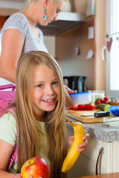 Familie - moeder ontbijt voor school maken — Stockfoto