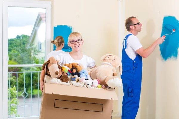 Familia mudándose a casa y renovando la casa — Foto de Stock