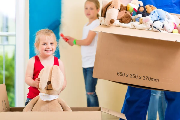 Família se mudando para casa e renovando casa — Fotografia de Stock