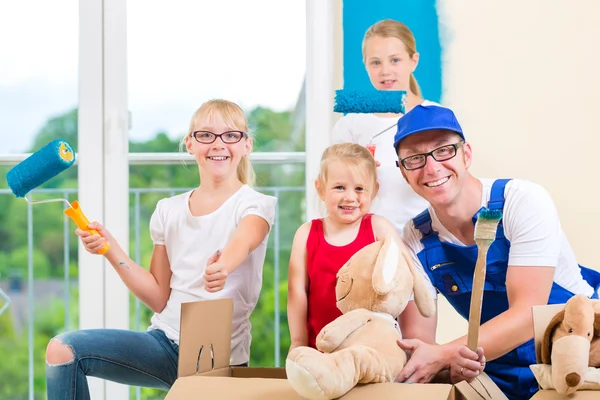 Family moving home and renovating house — Stock Photo, Image