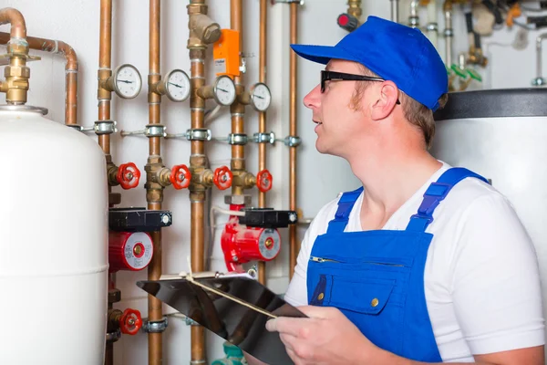 Engenheiro que controla o sistema de aquecimento — Fotografia de Stock