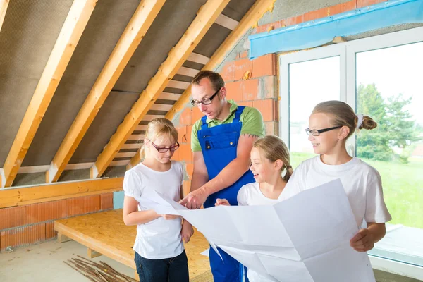 Familie bekijken thuis contruction site — Stockfoto