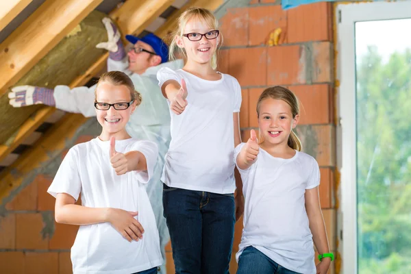 Ingeniero e hijas construyendo piso superior — Foto de Stock