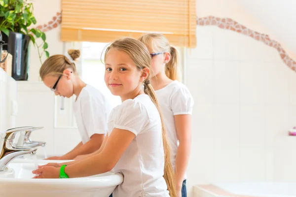 Mädchen waschen sich die Hände in der Badewanne — Stockfoto