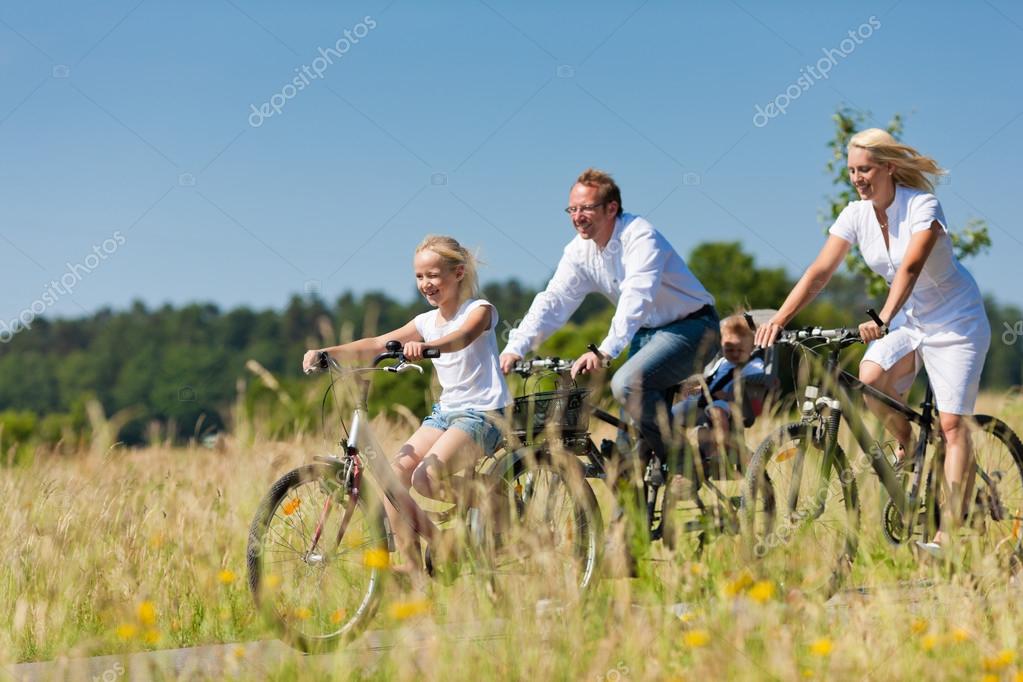 Семейный велоспорт на открытом воздухе летом стоковое фото ©Kzenon 79438434