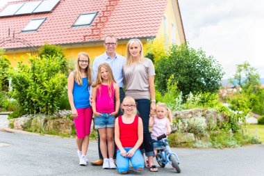 mutlu bir aile evlerinin önünde