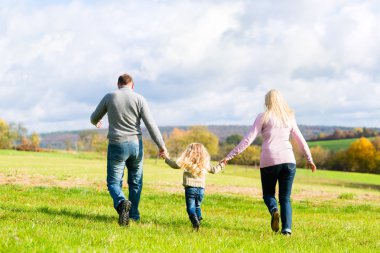 Sonbahar ya da sonbahar parkta üzerinden aile yürüyüş