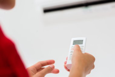 Kullanan kadın uzaktan kumandalı Klima