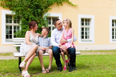 Evlerinin önünde oturan aile